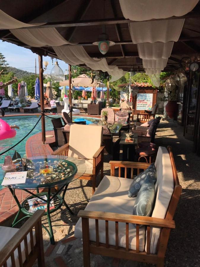 Oasis Aparthotel Skiathos Town Exterior photo